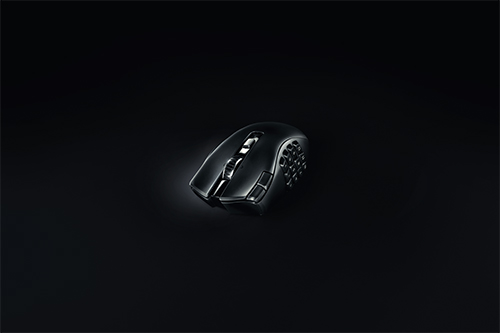 Un mouse da computer nero con dettagli grigi su uno sfondo nero.