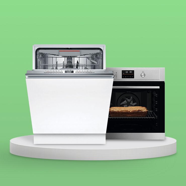 Lavastoviglie bianca aperta e forno con teglia su piattaforma bianca, sfondo verde.