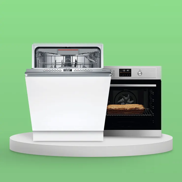 Lavastoviglie bianca aperta e forno con teglia su piattaforma bianca, sfondo verde.