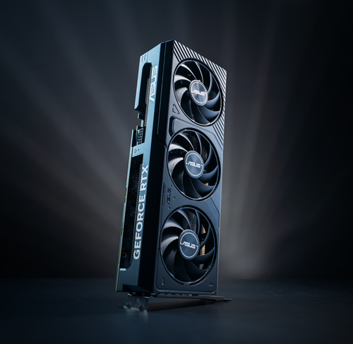 Una scheda grafica nera GeForce RTX con tre ventole su sfondo nero.