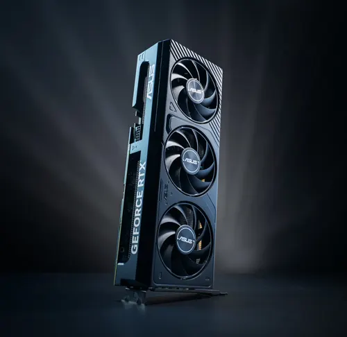 Una scheda grafica nera GeForce RTX con tre ventole su sfondo nero.