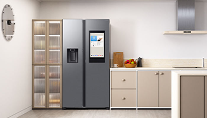 frigorifero su sofono rosa