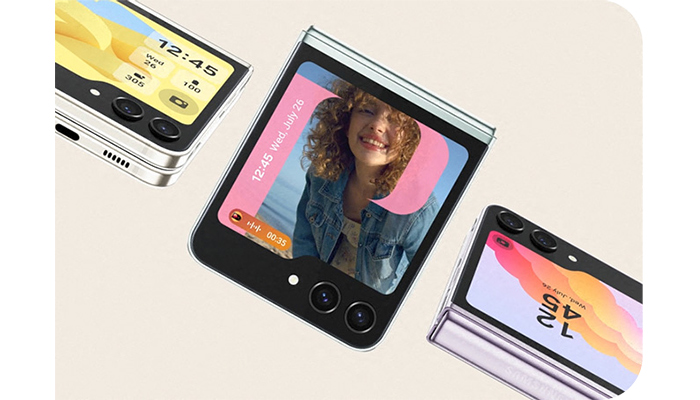 Tre telefoni pieghevoli mostrano orari diversi e un'immagine di persona sorridente su uno sfondo beige.