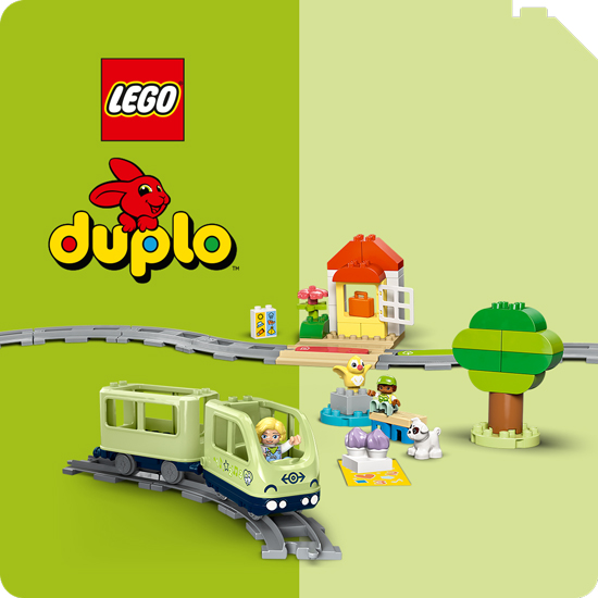 Logo Lego Duplo su sfondo verde e giallo. In primo piano, due figure Lego su sfondo viola. Una in sedia a rotelle.