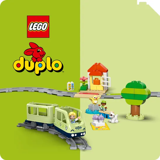 Logo Lego Duplo su sfondo verde e giallo. In primo piano, due figure Lego su sfondo viola. Una in sedia a rotelle.