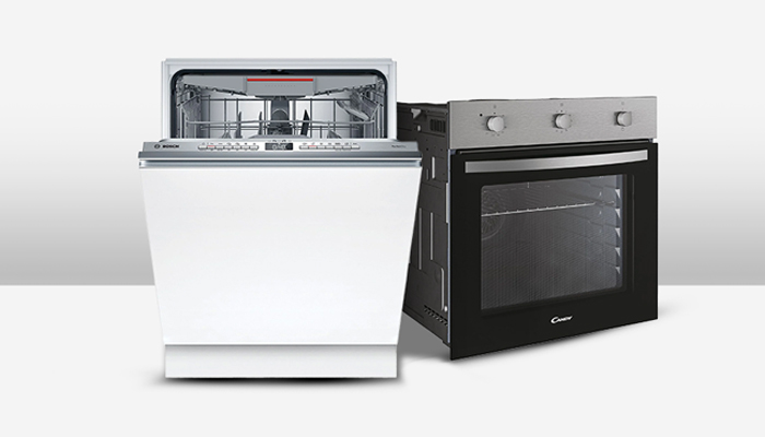 Lavastoviglie bianca aperta accanto a forno nero e argento su sfondo bianco.