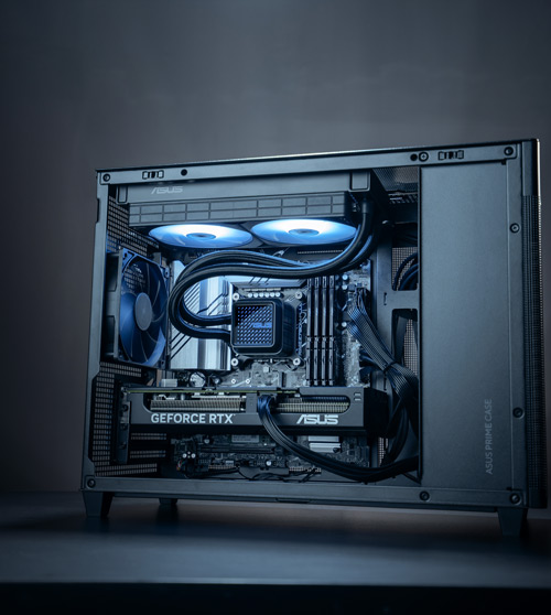 Computer desktop nero con ventole di raffreddamento blu. All'interno si vedono scheda madre, scheda video GeForce RTX e cavi.