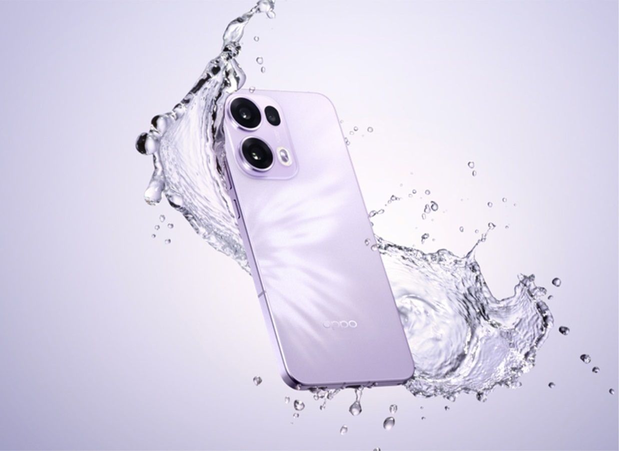 Un telefono viola con tre obiettivi è circondato da schizzi d'acqua su uno sfondo bianco e viola chiaro.