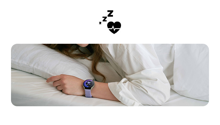 Donna a letto con orologio al polso. Simbolo di sonno e battito cardiaco in alto. Lenzuola e cuscino bianchi.