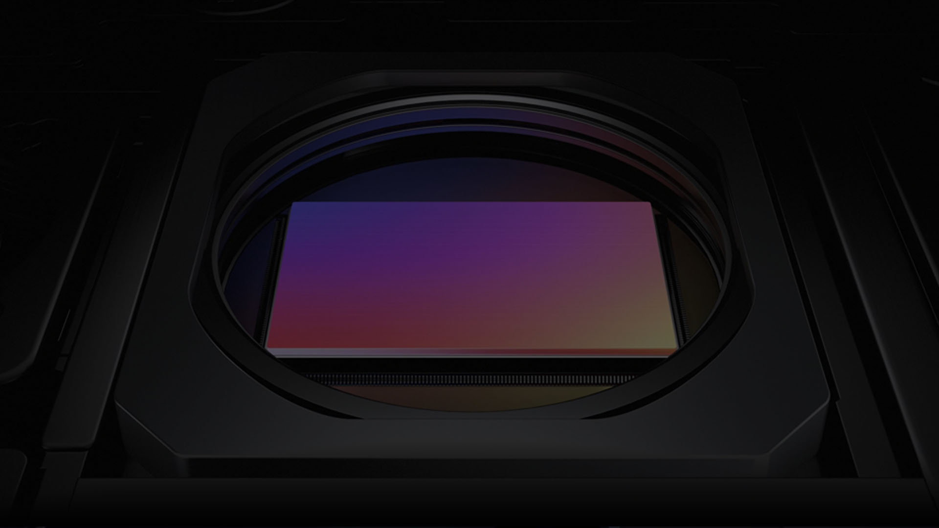 Sensore rettangolare sfumato dal viola al giallo incastonato in una struttura nera circolare.