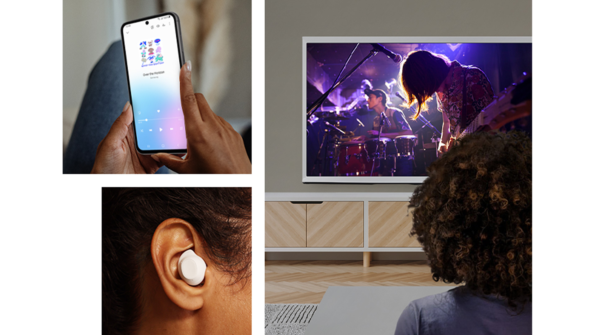 Una persona usa uno smartphone con un'app musicale. Un auricolare bianco nell'orecchio. Una TV mostra un gruppo musicale.
