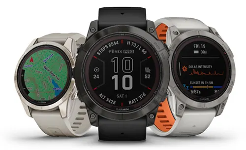 Tre orologi digitali mostrano dati diversi: mappe, passi, altitudine e intensit� solare su sfondo bianco.