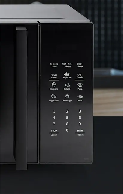 Primo piano di un forno a microonde nero con pulsanti digitali e maniglia della porta.