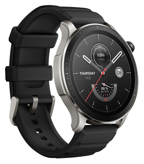 Orologio digitale con cinturino nero e cassa argentata. Il quadrante mostra l'ora, la data, i passi e la carica della batteria.