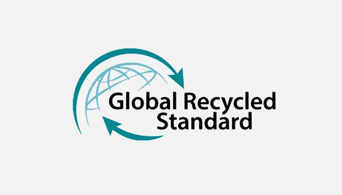 Logo "Global Recycled Standard" nero, frecce ciano, globo stilizzato ciano su sfondo bianco.
