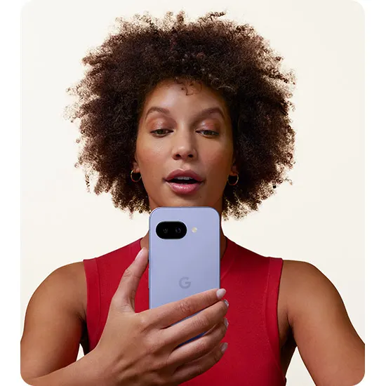 Donna con maglia rossa che tiene un telefono blu-lavanda con logo "G" su sfondo bianco.