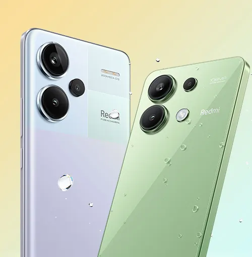 Due smartphone mostrano la parte posteriore: uno � bianco-argento, l'altro verde chiaro. Entrambi hanno tre fotocamere circolari.