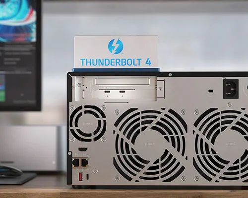 Vista posteriore di un server argento con ventole nere. Un cartello bianco mostra "Thunderbolt 4" in blu.