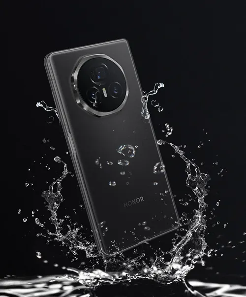 Smartphone nero su sfondo nero con spruzzi d'acqua. La fotocamera è circolare.