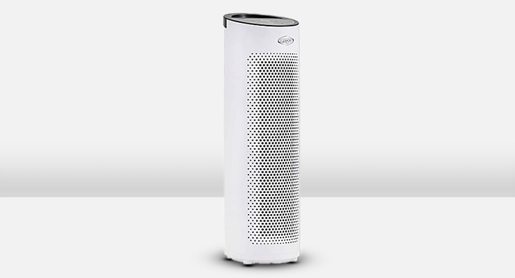 Cilindro bianco con fori neri, filtro aria su superficie bianca. Parte superiore nera.