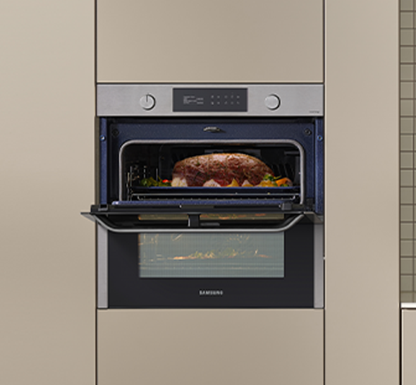 Forno da incasso aperto con arrosto e verdure. Pannello comandi argento. Mobile cucina beige chiaro.