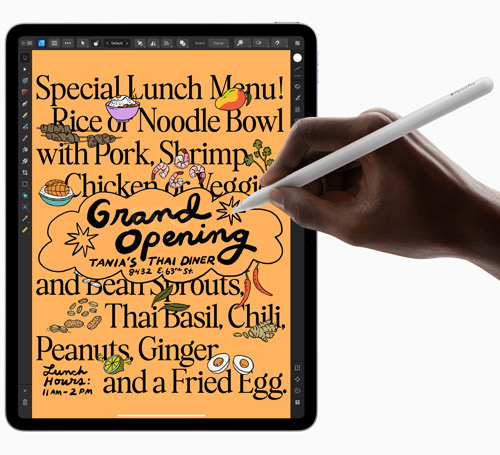 Tablet nero con menù pranzo speciale e mano che tiene una penna bianca.