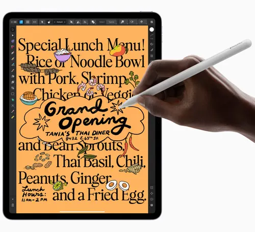 Tablet nero con menù pranzo speciale e mano che tiene una penna bianca.