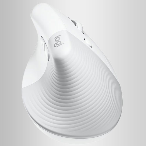 Mouse verticale bianco con logo su sfondo grigio chiaro. Il mouse ha una superficie con linee in rilievo.