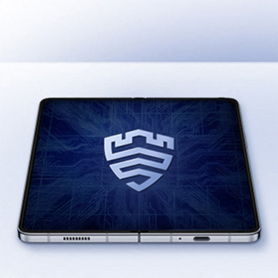 Tablet pieghevole con sfondo blu e logo scudo bianco al centro.