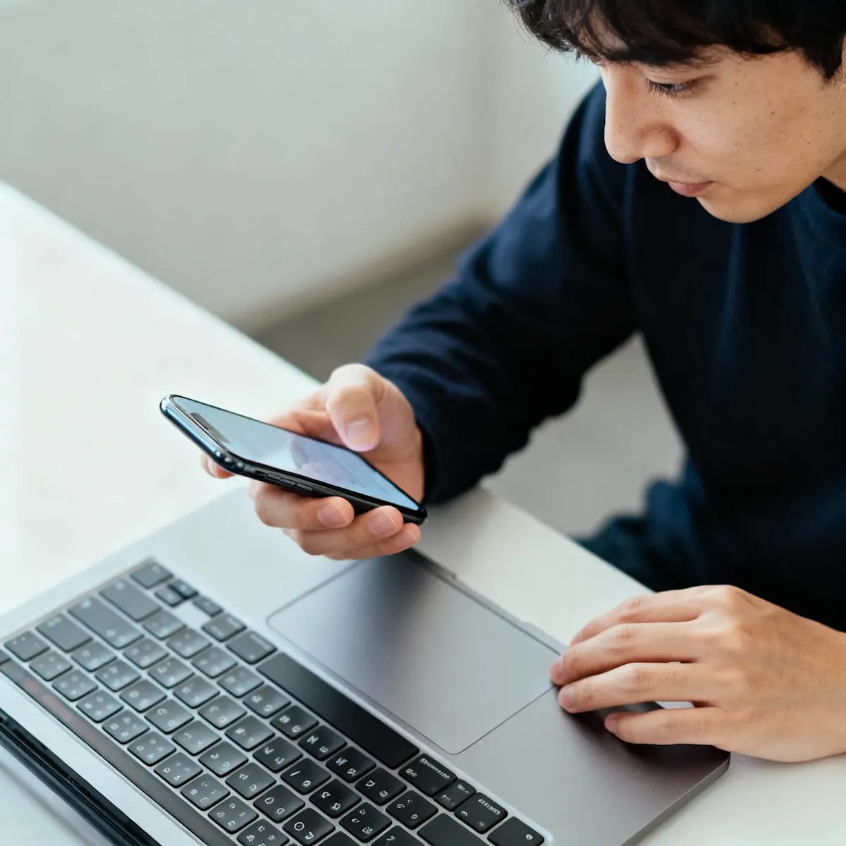 una persona che digita sulla tastiera del PC