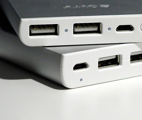 Due power bank impilate. Entrambe hanno porte USB e micro-USB bianche su sfondo bianco.