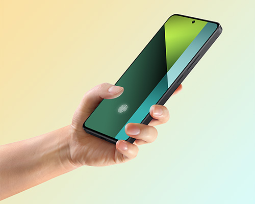 Mano che tiene un telefono con schermo verde e impronta digitale su sfondo sfumato.