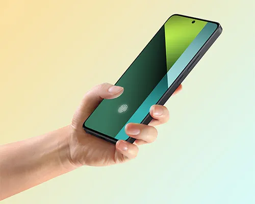 Mano che tiene un telefono con schermo verde e impronta digitale su sfondo sfumato.