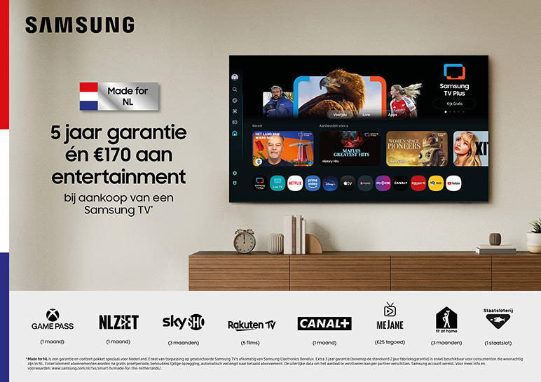 Samsung TV-reclame toont entertainment-apps op een scherm boven een houten kast. Logo's omvatten Game Pass, NLZiet, SkyShowtime en Canal+.