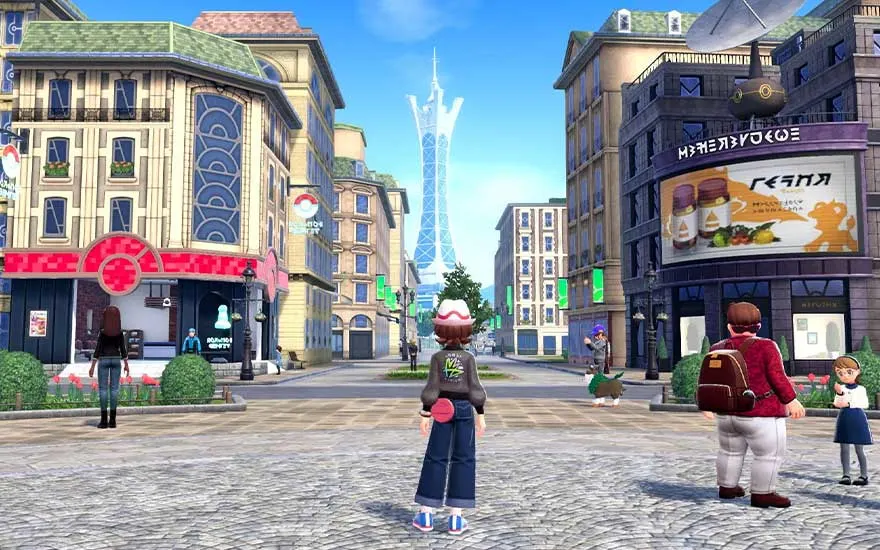 Stadscentrum bij dag, hoofdpersonage tussen mensen, Pokémon en moderne gebouwen, kenmerkende toren zichtbaar in de verte.