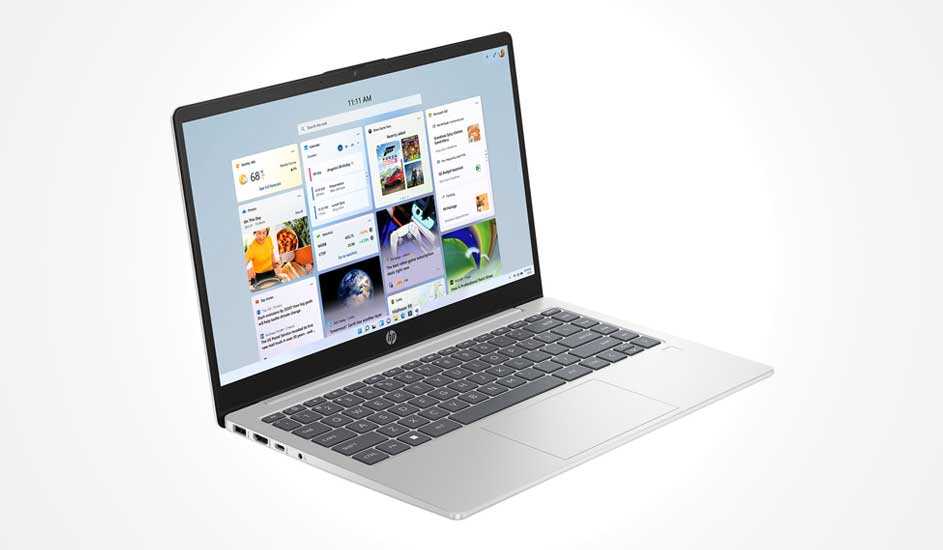 Dit is een zilverkleurige laptop van HP met een groot scherm, smalle randen en een grijs toetsenbord, ideaal voor dagelijks gebruik.