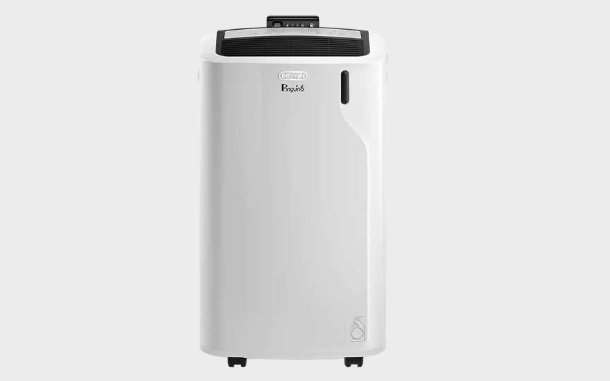 Slanke witte De’Longhi Pinguino mobiele airco met zwart bovenrooster, gefotografeerd recht van voren op lichte achtergrond.