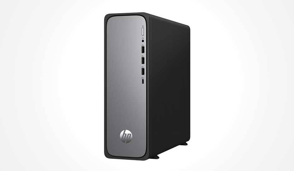 Een compacte zwarte desktop-pc met zilverkleurig frontpaneel, meerdere USB-poorten en het HP-logo onderaan op de voorkant.