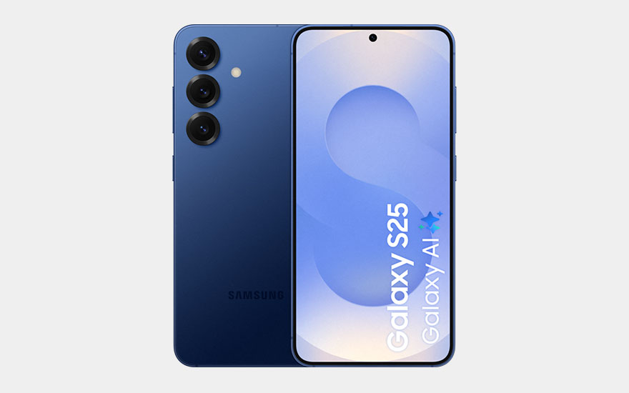 Een blauwe Samsung Galaxy S25 smartphone met driepunts camera-opstelling getoond tegen een neutrale grijze achtergrond.