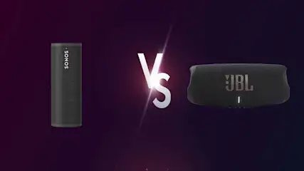 Een afbeelding met een donkerpaarse achtergrond waarop een Sonos speaker, een "VS" teken en een JBL speaker staan.