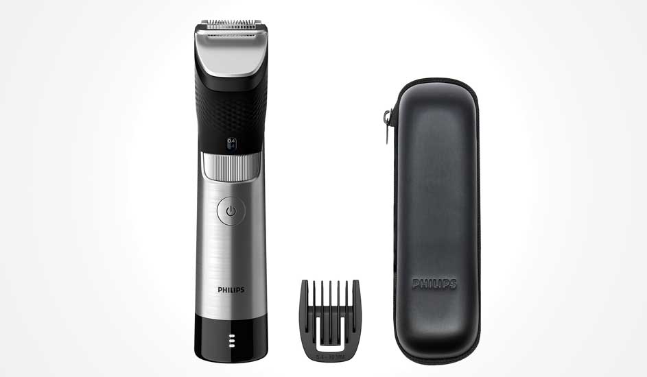 Een Philips baardtrimmer met metalen behuizing, zwarte opzetkam en compacte zwarte opbergetui, alles op een witte achtergrond.