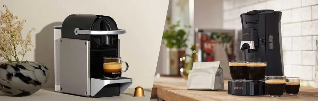 Twee koffiemachines staan naast elkaar in een keukenbeeld: links een capsulemachine met kopje, rechts een filterapparaat met glazen kan.