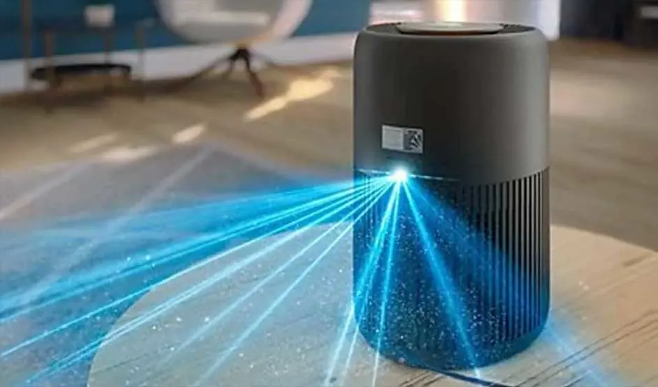Zwarte luchtreiniger op tafel straalt heldere blauwe lichtstralen uit over de vloer, als visualisatie van gefilterde, schonere kamerlucht.