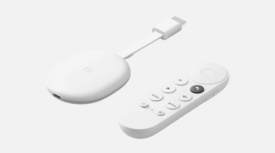 Een witte Google Chromecast met kabel en een afstandsbediening liggen op een witte achtergrond.