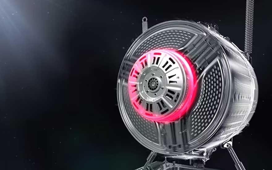 Transparante wasmachinetrommel op donkere achtergrond, met rood verlichte motorzone en glanzende metalen details.