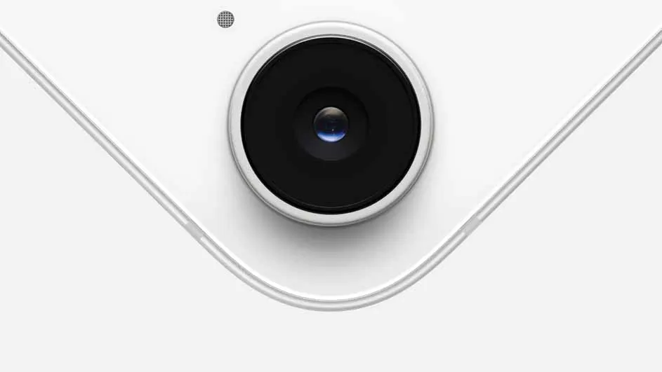 Een close-up van een witte camera met een zwarte lens in het midden, een microfoon linksboven en afgeronde randen.