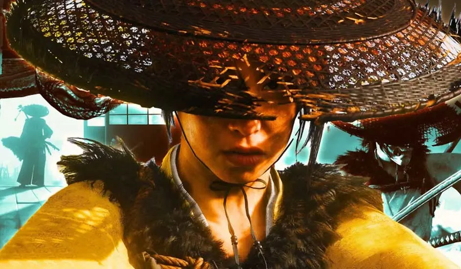 Een samoerai in een gele mantel en grote rieten hoed, met schaduwfiguren en zwaarden op de achtergrond. Merk: Ghost of Tsushima.