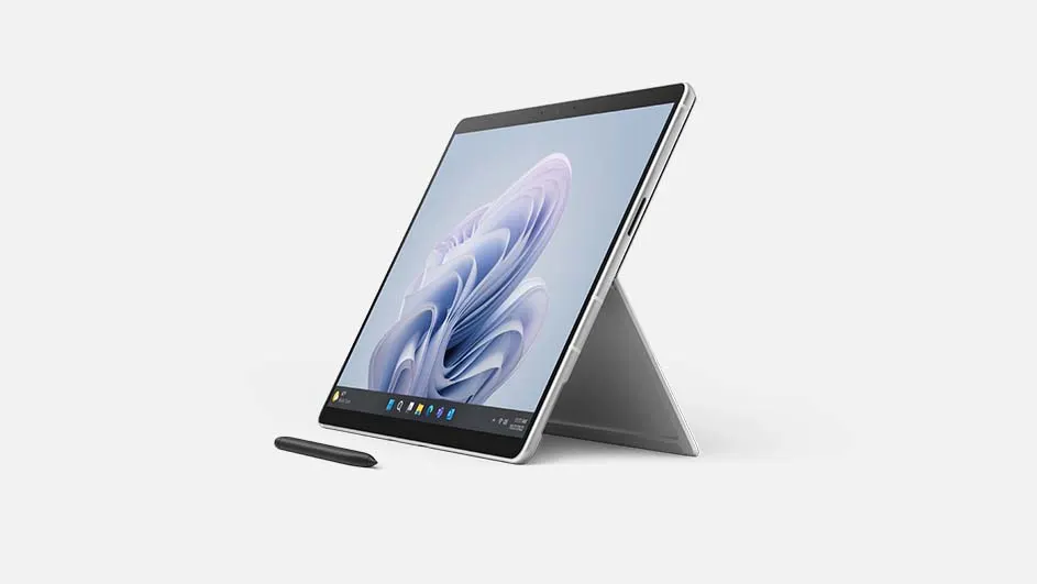 Een tablet staat op een standaard, met een stylus aan de linkerkant. Het scherm toont een abstract, blauw patroon.