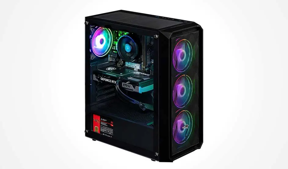 Zwarte gaming-pc met glazen zijpaneel, binnenin GeForce RTX kaart en koeler, plus drie RGB-frontfans die in regenboogkleuren oplichten.