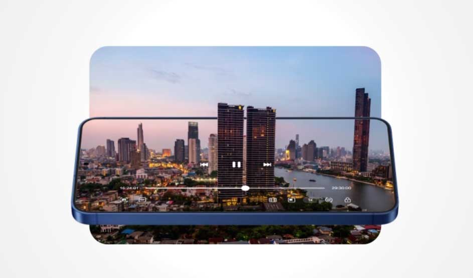 Een blauwe Samsung smartphone toont een stadsgezicht op het scherm in hoge resolutie, met duidelijke videobediening in beeld.